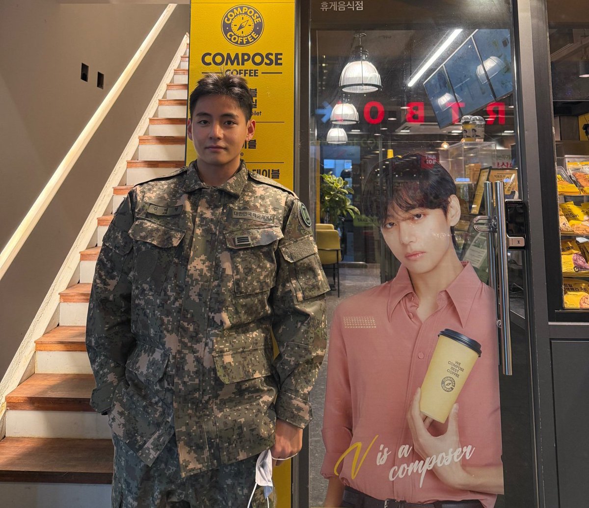 korezincom's tweet photo. [#Pann/#Nate] #BTS'ten #V'nin Son Görünümü, Koreli Netizenleri Çılgına Çevirdi

@BTS_twt @bts_bighit #방탄소년단 #BTSARMY #BTSV #뷔 #Taehyung #KimTaehyung #ComposeCoffee

https://t.co/jMDL34cAOg https://t.co/0T2cMB4yhi