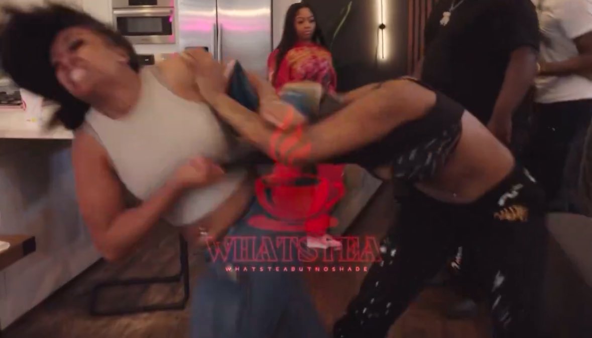whatsteafights's tweet photo. poor girl tried to use all her strength https://t.co/l26WFBxPXP