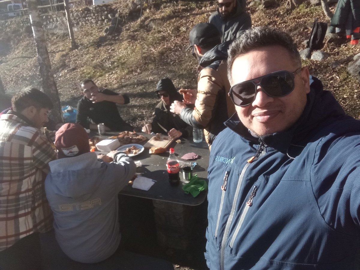 patrivick's tweet photo. #EsteFinde Asado en Andorra... Soy Patricio Barraza. https://t.co/0orPVTInV3