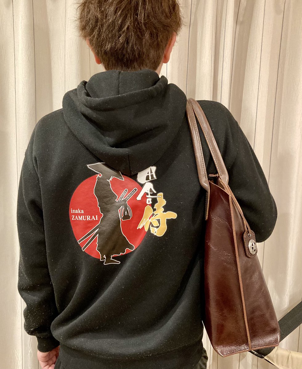 toshi_RTCAMP's tweet photo. 出来たぁー(*≧∀≦*)
これはシンプルでカッコいいぞぉ🥹❣️
底板もあって丈夫だし容量もたっぷりだしどんなシーンでもマッチしそう😆
#RTWS
#レザークラフト
#トートバッグ
#ザムパーカー
#作業イスはゆらゆらハンモックチェア https://t.co/kEivkmZCcf