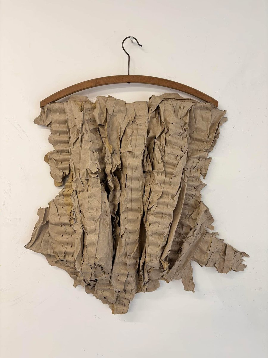 FranckScurti's tweet photo. 2025 :
Francia II
Wooden hanger, paper.
68 x 57 cm https://t.co/Gb31XOtc8o