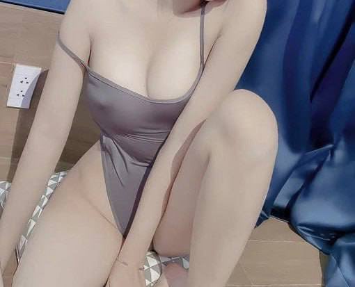 Pauda28's tweet photo. 我服了，老妈给我买的泳衣，说好晚上去泡温泉…她是不是以为我还是那个小女孩…

这怎么泡啊！感觉被看光了！ https://t.co/a4wJfbVrrw