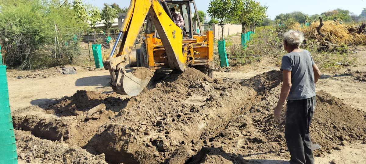 KamparadiG's tweet photo. સ્વચ્છતા હી સેવા અભિયાન અંતર્ગત ગઢડા ના કાંપરડી ગામે એસ.બી.એમ (ગ્રામીણ) દ્વારા ઉકરડા અને ખાતરલાયક કચરા વ્યસ્થાપન માટે સામુહિક કમ્પોસ્ટપિટ અને શેડ બનાવાયું.
#SBMRGujarat
#SHSGujarat2024 
@SBMR_Gujarat
@crdgujarat1
@Collectorbotad
@DDOBOTAD
@BotadDrda
@InfoBotadGoG
@TDOGADHADA https://t.co/pscw9qJw65