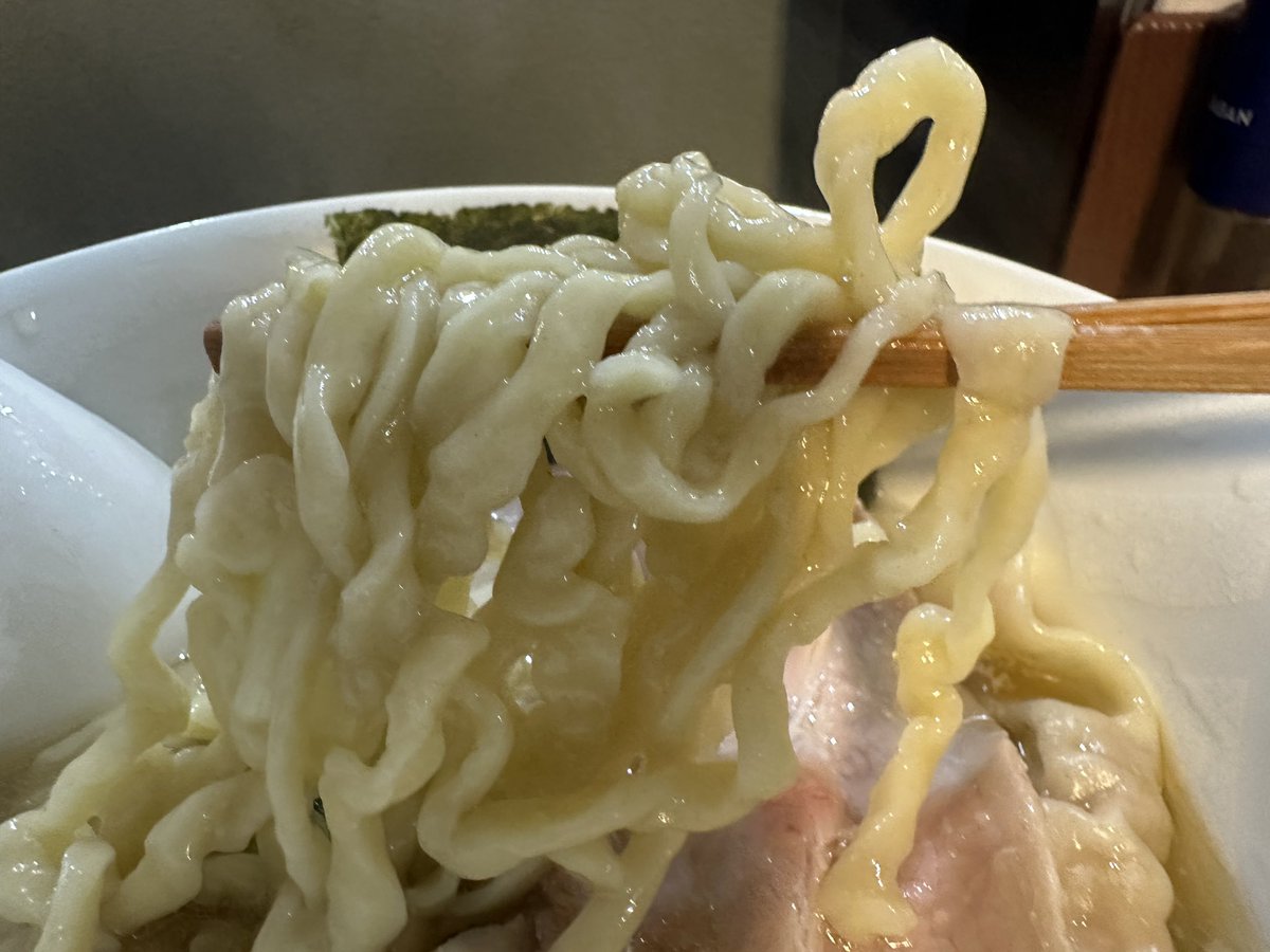Cb103A's tweet photo. 麺処ふか瀬 塩ワンタン
今年の初麺は昨年石巻に移転OPENした麺処ふか瀬へ。
今回は塩ワンタンをオーダー
店主自ら手もみする平打ち麺はピロピロの食感で啜り心地と噛みごたえが堪らない。
スープも旨味が凄くて危うく完飲することろでした。
ご馳走様でした。 https://t.co/HmiqLZv7eg