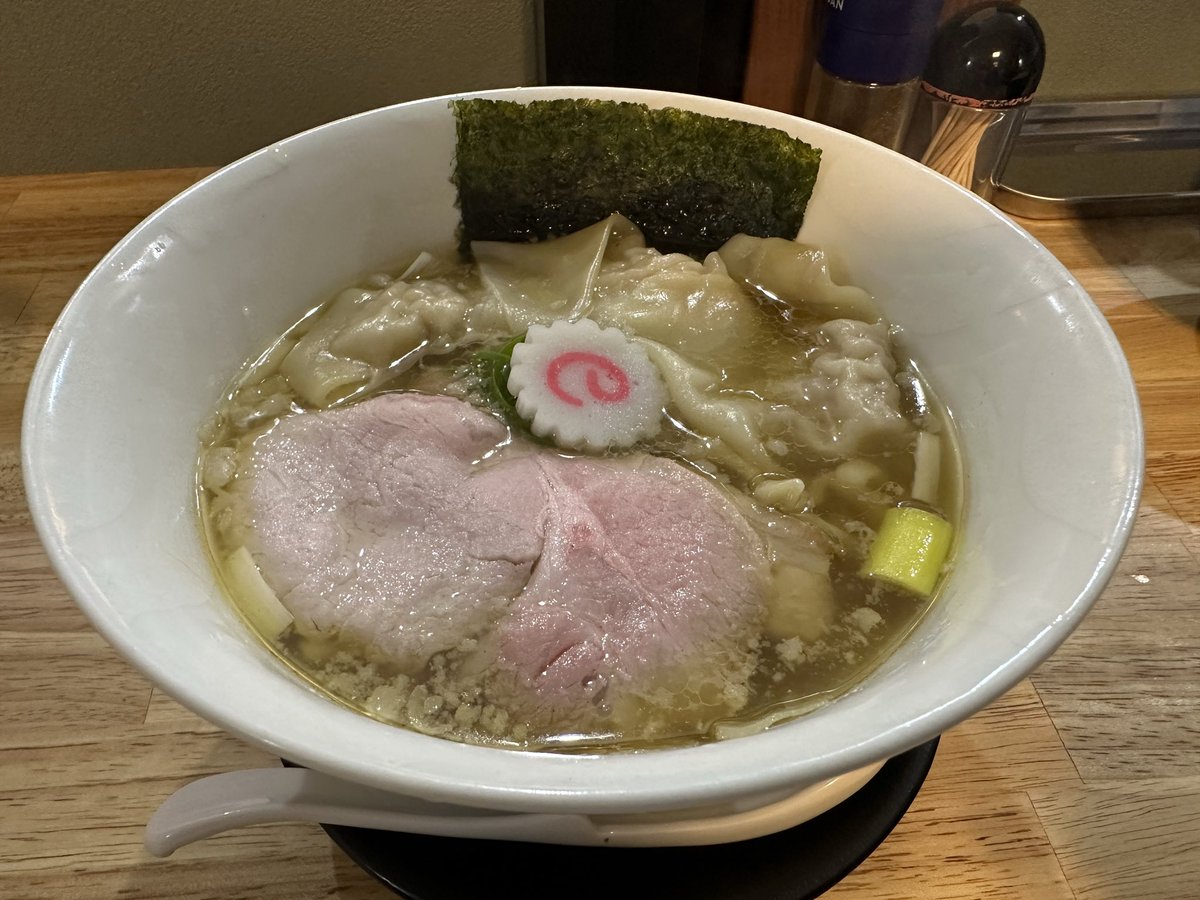 Cb103A's tweet photo. 麺処ふか瀬 塩ワンタン
今年の初麺は昨年石巻に移転OPENした麺処ふか瀬へ。
今回は塩ワンタンをオーダー
店主自ら手もみする平打ち麺はピロピロの食感で啜り心地と噛みごたえが堪らない。
スープも旨味が凄くて危うく完飲することろでした。
ご馳走様でした。 https://t.co/HmiqLZv7eg
