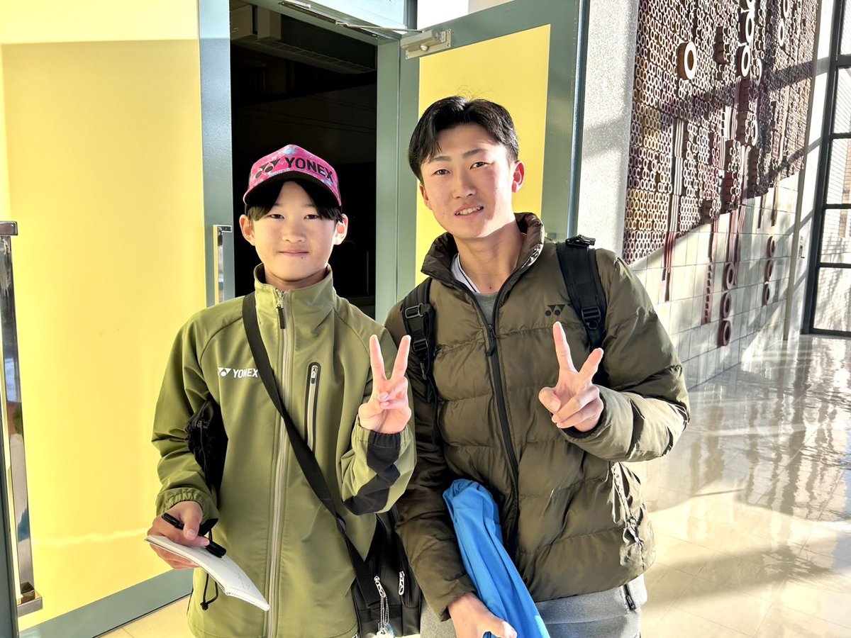 Shinchan_tajimi's tweet photo. 多治見インドア大会で嬉しい出来事が🎉
多治見ジュニアの小学生の中に坂口選手の大ファンの子がおり、大会を観に来てくれました！生の坂口選手のプレーを観てより大ファンになったみたいです🥺もっとたくさんの子どもたちがこういった経験をできるようにソフトテニスに尽力していきます🔥 https://t.co/kvOW1hW4YI