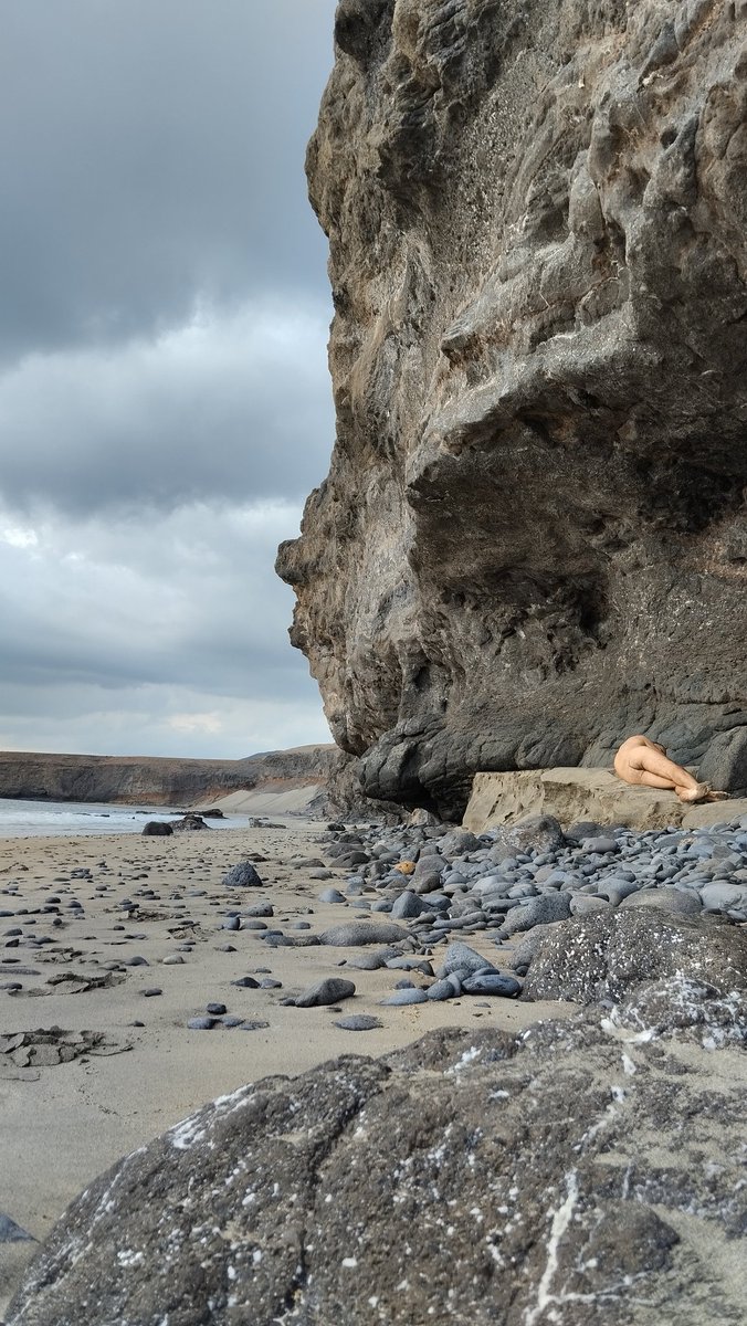 Suite de ma série faire corp avec la nature.
#naturisme #nature