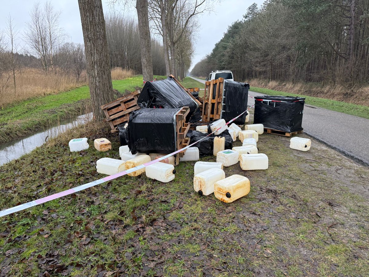 WA_Niedorp's tweet photo. Afgelopen nacht een vuildumping geweest Sluisgatweg Robbenoordbos in Wieringerwerf. 
Chemische vaten liggen in de berm en in de sloot
Onderzoek loopt naar de herkomst, inhoud en of de bodem is vervuild. 
Heeft u iets gehoord of gezien? Graag 0900-8844.

#vuildumping #onderzoek https://t.co/VBr6RK9wnC