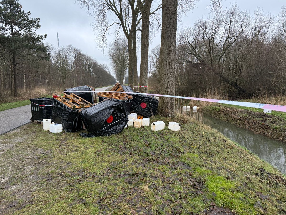 WA_Niedorp's tweet photo. Afgelopen nacht een vuildumping geweest Sluisgatweg Robbenoordbos in Wieringerwerf. 
Chemische vaten liggen in de berm en in de sloot
Onderzoek loopt naar de herkomst, inhoud en of de bodem is vervuild. 
Heeft u iets gehoord of gezien? Graag 0900-8844.

#vuildumping #onderzoek https://t.co/VBr6RK9wnC