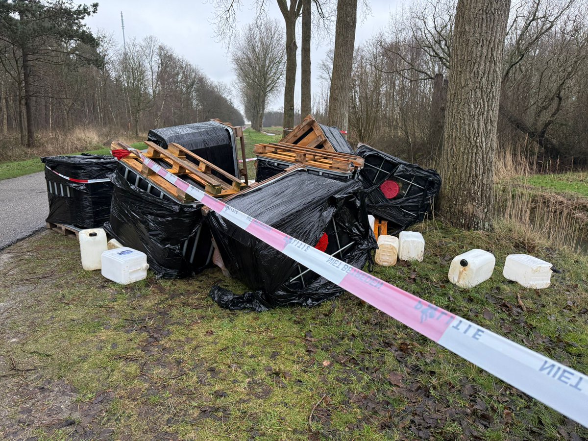 WA_Niedorp's tweet photo. Afgelopen nacht een vuildumping geweest Sluisgatweg Robbenoordbos in Wieringerwerf. 
Chemische vaten liggen in de berm en in de sloot
Onderzoek loopt naar de herkomst, inhoud en of de bodem is vervuild. 
Heeft u iets gehoord of gezien? Graag 0900-8844.

#vuildumping #onderzoek https://t.co/VBr6RK9wnC
