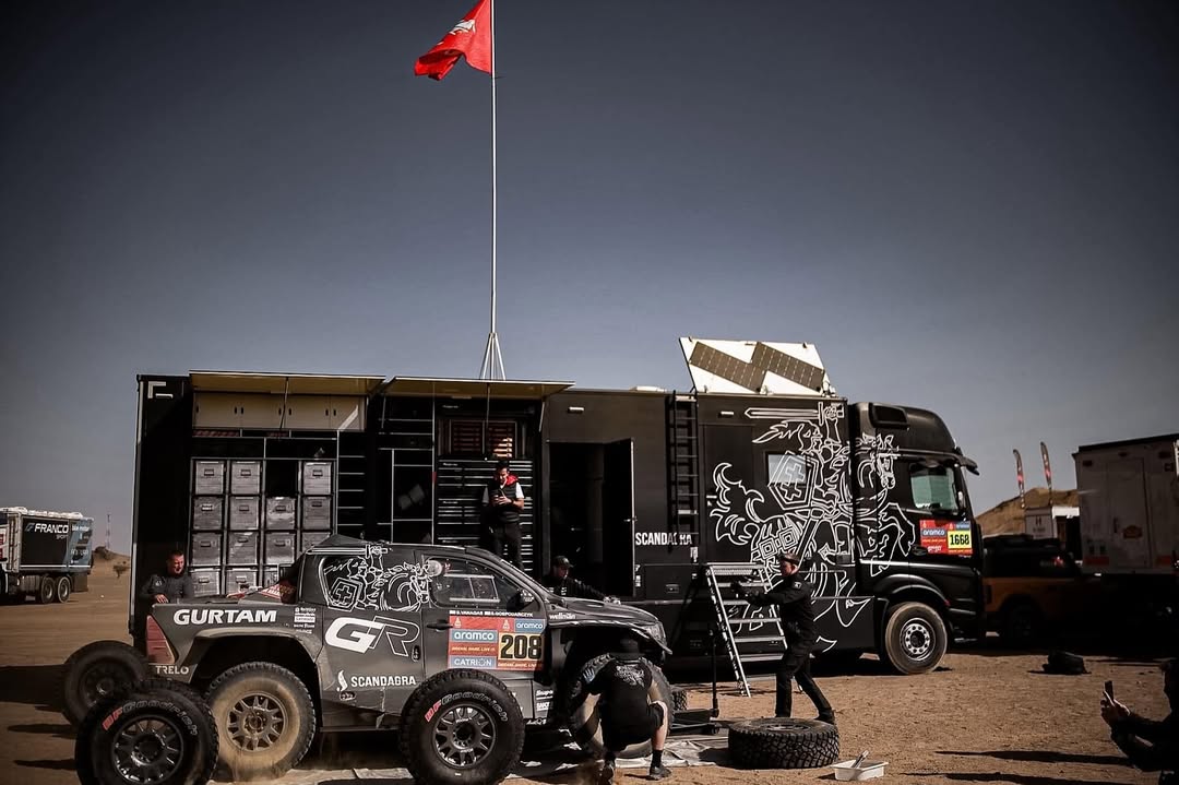 BenVanagas's tweet photo. Remote service - done.

Technicians weren't heavily bothered - just cleaning and preventive inspection.

Black Hawk - in great spirits.

Moving forward👊

#Gurtam
#TOYOTAGAZOORacingBaltics
#Dakar2025 #DakarInSaudi #DakarRally https://t.co/0wfaOQ7vma
