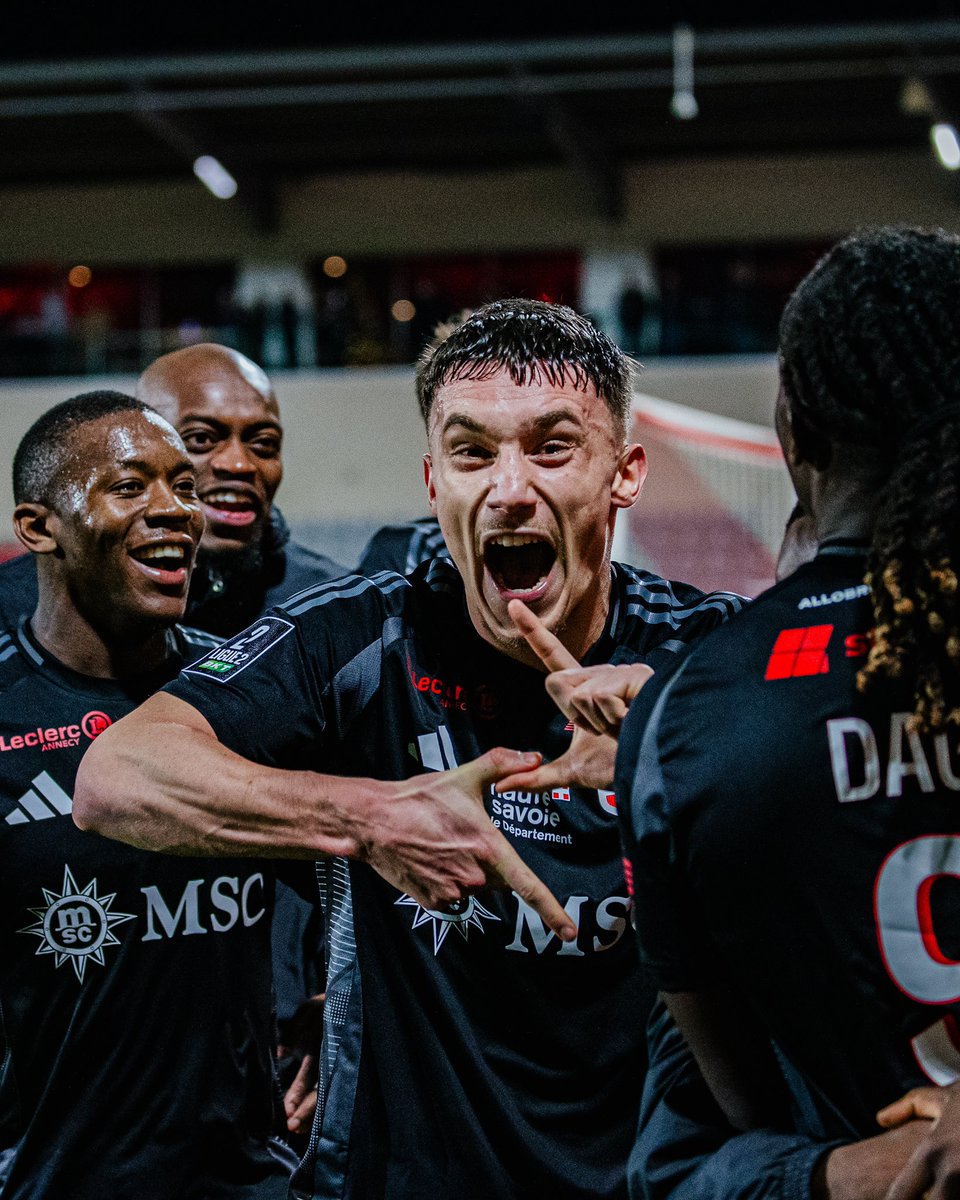 FCAnnecy's tweet photo. 📸 Un déplacement en Corse qui donne le sourire 🥰

#AllobrogesVaillants 
#ACAFCA https://t.co/rHzrvsUWZD