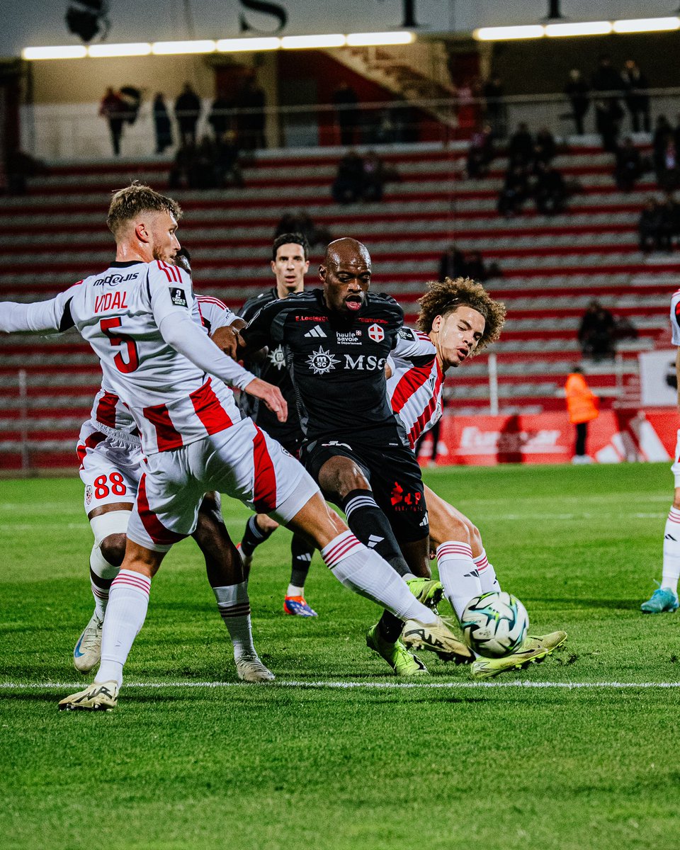 FCAnnecy's tweet photo. 📸 Un déplacement en Corse qui donne le sourire 🥰

#AllobrogesVaillants 
#ACAFCA https://t.co/rHzrvsUWZD