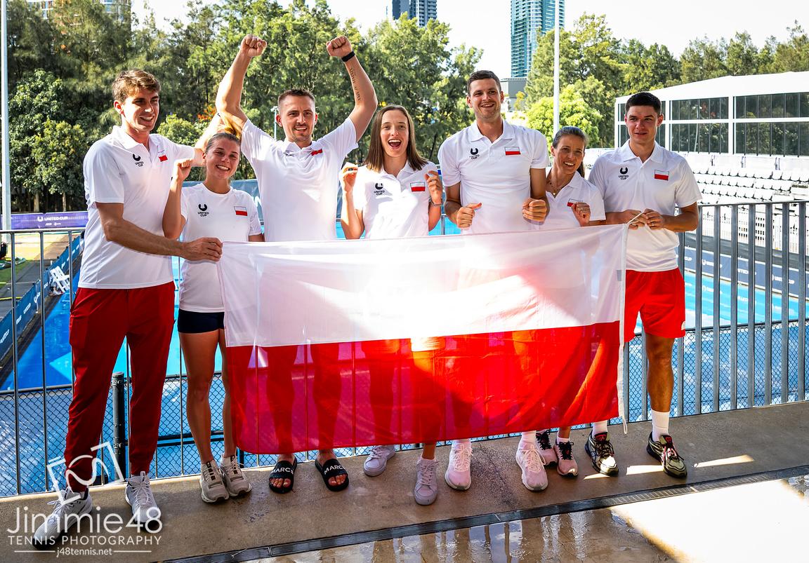 z_kortu's tweet photo. Kolejny drużynowy turniej, gdzie reprezentacja Polski odgrywa pierwszoplanową rolę. Podziękowania dla całej ekipy za następne zmagania pełne emocji. Drugi rok z rzędu kończymy United Cup jako finalista, w każdej z dotychczasowych edycji docieraliśmy co najmniej do półfinału. To mówi samo za siebie, jesteśmy niezwykle powtarzalni. Może za rok uda się w końcu sięgnąć po ten upragniony puchar, bo widać, jak zależy na tym całej kadrze, są w stanie poświęcić wszystko dla drużyny.

Dla Igi Świątek i Huberta Hurkacza było to bardzo dobre przetarcie przed Australian Open. Mam nadzieję, że oboje wyciągną wyłącznie pozytywne wnioski z tego występu. Pozostaje mieć nadzieję, że u Igi wszystko będzie w porządku i w pełni zdrowia przystąpi do rywalizacji w Melbourne. Fajnie było także zobaczyć w akcji duet Maja Chwalińska/Jan Zieliński, świetnie razem prezentowali się razem w mikście.

Powodzenia dla wszystkich naszych reprezentantów podczas Australian Open!

📸 Jimmie48 Photography | WTA | #UnitedCup | #czasnatenis