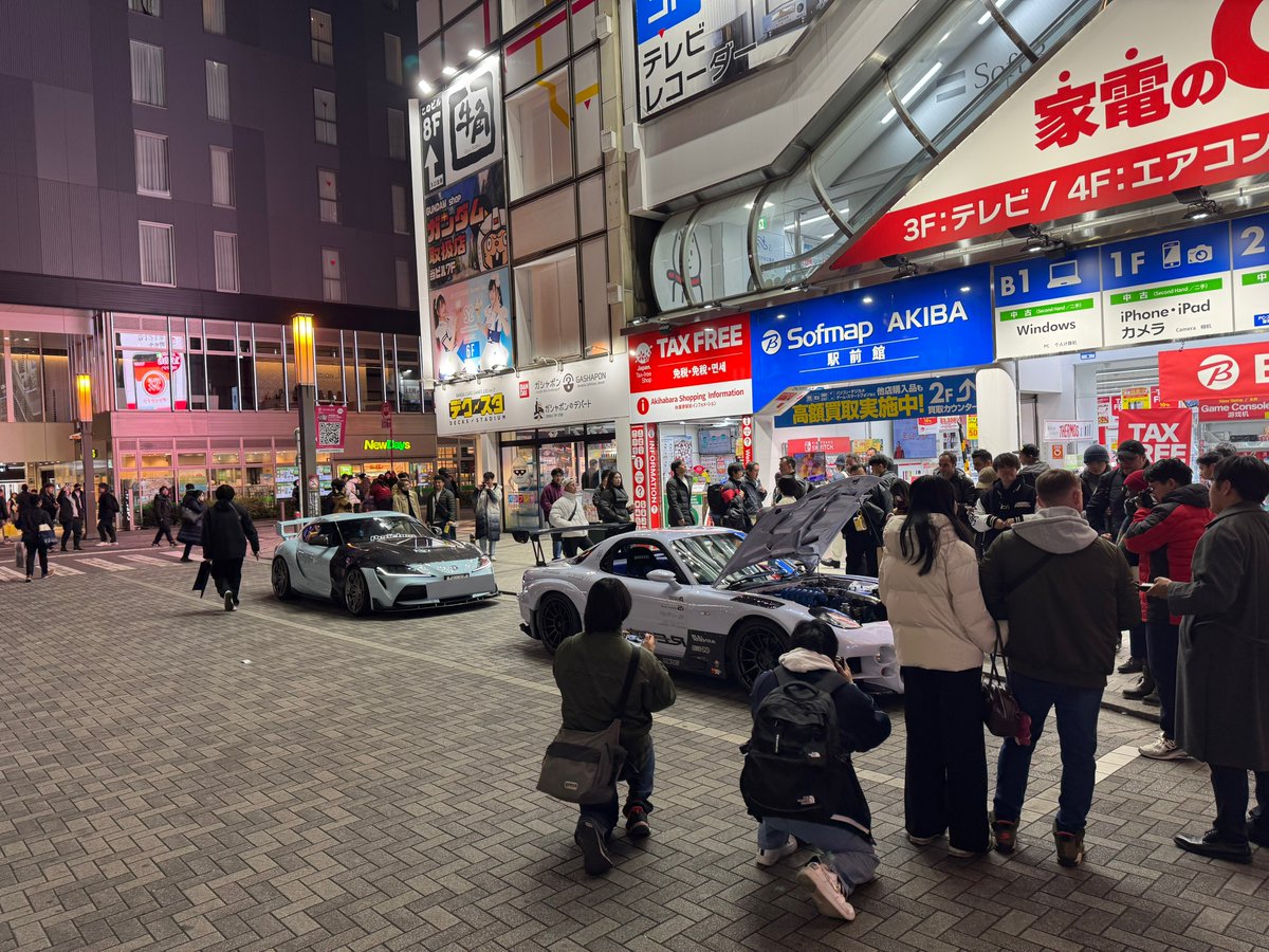 Hakimopppu's tweet photo. なんで秋葉原の駅前でボンネット開けるの…？？？？？ https://t.co/peI7y8ZLZA