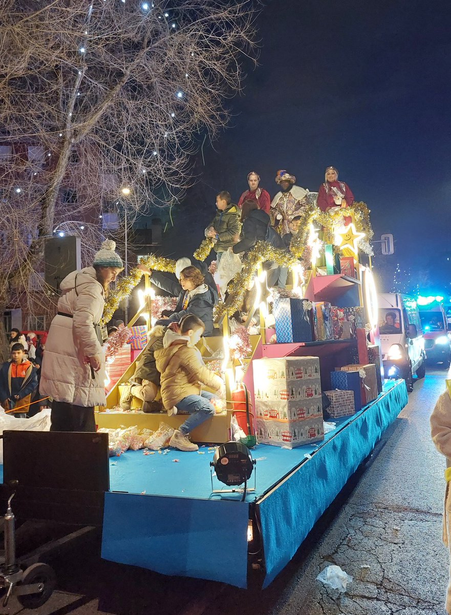 JMDmoratalaz's tweet photo. 👑Los Reyes Magos repartieron magia e ilusión durante la Cabalgata de Moratalaz que recorrió las principales calles del distrito en la noche de ayer.

El concejal, @IPezuela dio la bienvenida a Sus Majestades los Reyes Magos de Oriente que se dirigieron a los más pequeños. https://t.co/mQdqGL6ETe
