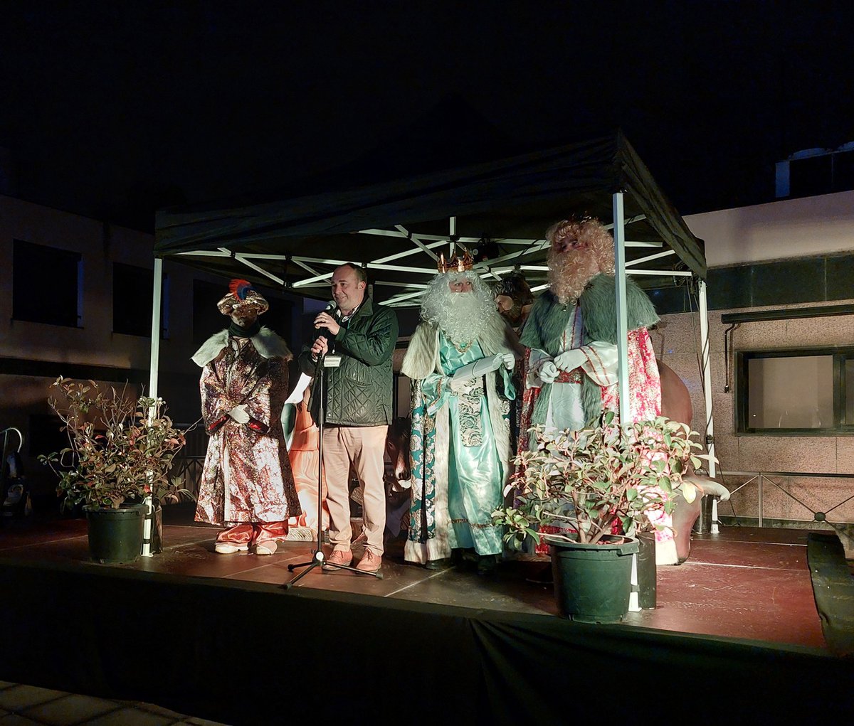 JMDmoratalaz's tweet photo. 👑Los Reyes Magos repartieron magia e ilusión durante la Cabalgata de Moratalaz que recorrió las principales calles del distrito en la noche de ayer.

El concejal, @IPezuela dio la bienvenida a Sus Majestades los Reyes Magos de Oriente que se dirigieron a los más pequeños. https://t.co/mQdqGL6ETe