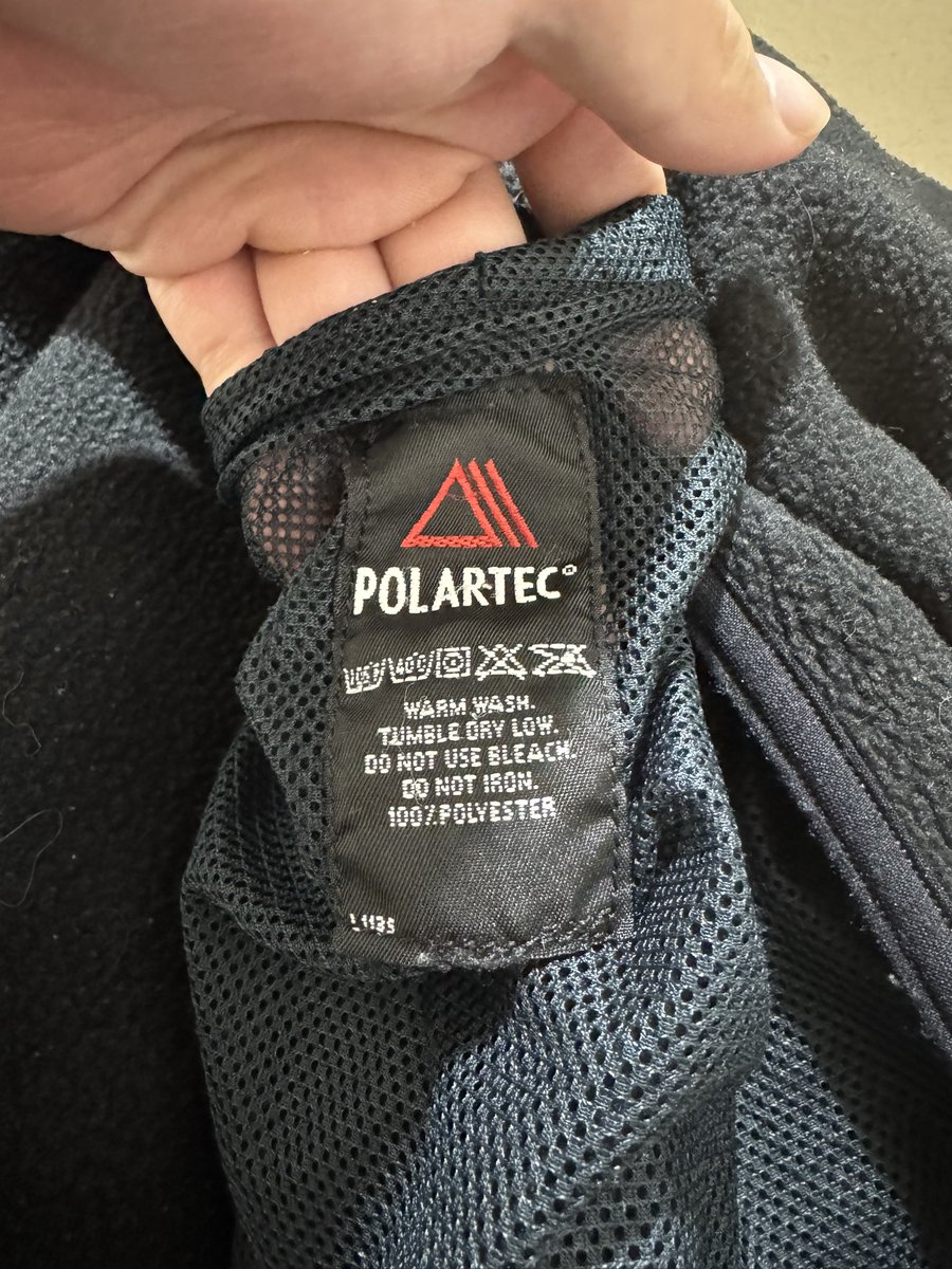 LII00604165's tweet image. ECWCS GEN2 フリース（仮称）
真偽は分かりませんが、せっかくなので着てみました。
なんとも、違和感の多いフリースです。

POLATECの主張が激しい
タグ？がアメリカ海兵隊....などなど
NSNナンバーもおかしく、違和感

ご存知の方お知恵お貸しください。

#ECWCS
#アメリカ海兵隊
#ミリタリー
#古着