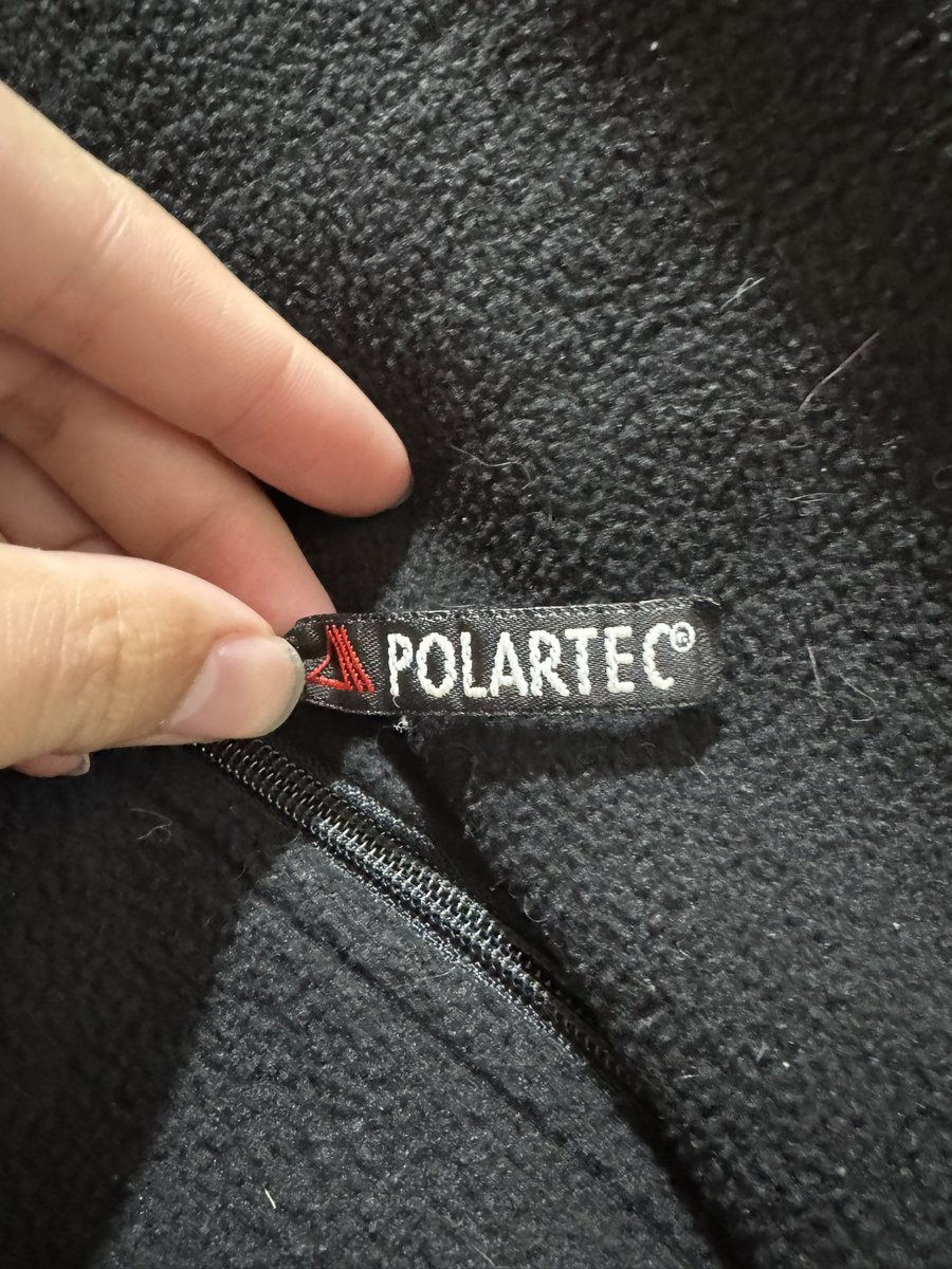 LII00604165's tweet image. ECWCS GEN2 フリース（仮称）
真偽は分かりませんが、せっかくなので着てみました。
なんとも、違和感の多いフリースです。

POLATECの主張が激しい
タグ？がアメリカ海兵隊....などなど
NSNナンバーもおかしく、違和感

ご存知の方お知恵お貸しください。

#ECWCS
#アメリカ海兵隊
#ミリタリー
#古着