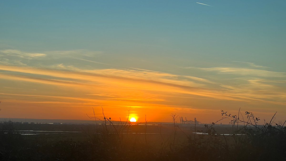 wapple15's tweet photo. Grey this evening in #Canberra so 4 favourites from early 2023 for #SundaySunsets
#Brighton 🏴 #LeighOnSea 🏴 #Borgarnes 🇮🇸 & #Riga 🇱🇻 https://t.co/vPxDhcxYb6