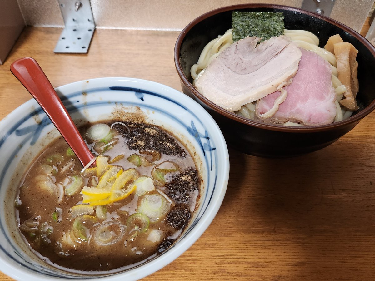 nah_ting's tweet photo. 竹風食べて帰るつもりが
電話したら休みで明日から営業言われたから実家近くの村岡屋へ🍜
そして竹風の為に延泊🏠w https://t.co/hbbQJ9ILxI