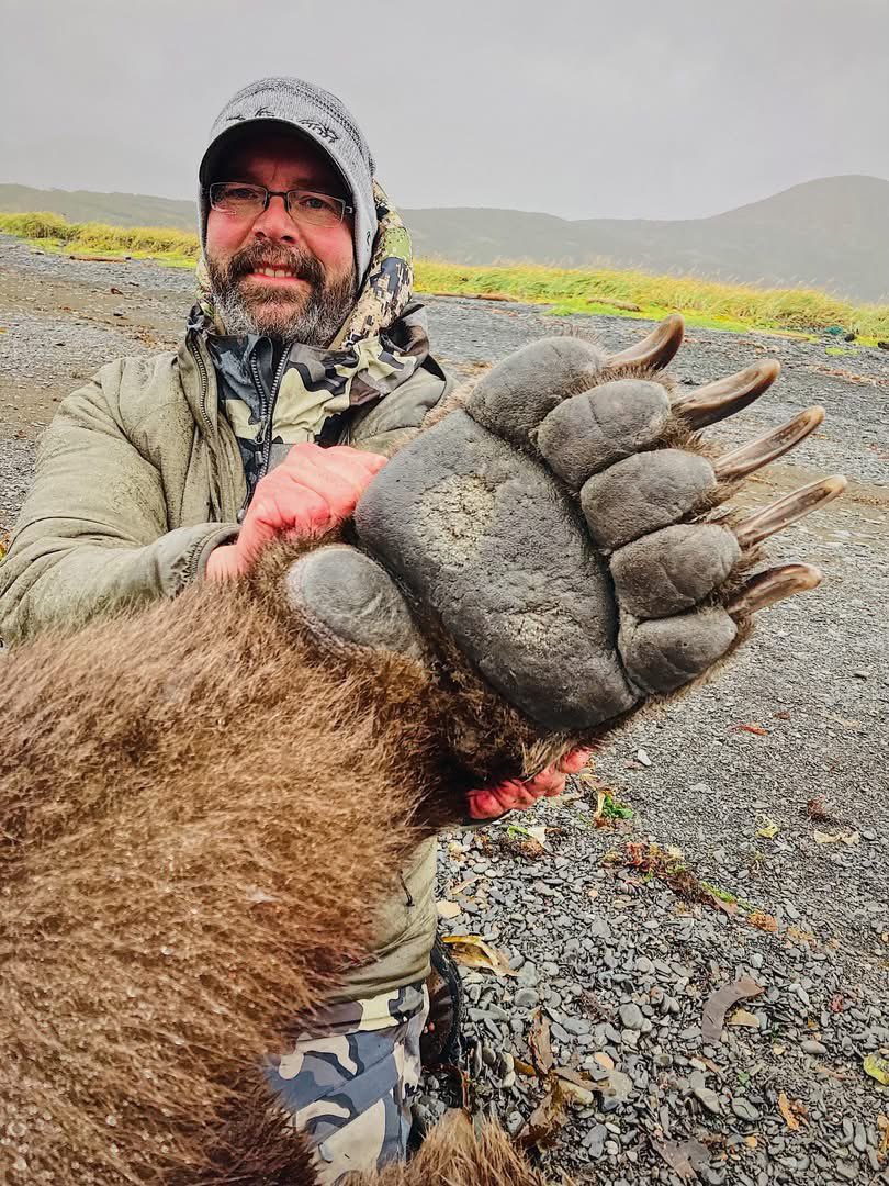 Sociopath Of The Day

Trophy Hunter Rick Paillet travelled to Alaska to have the opportunity of a lifetime! 

Here he poses proudly with the paw of the Bear that he murdered! 🤬🤬

RT if you want #trophyhunting banned worldwide.