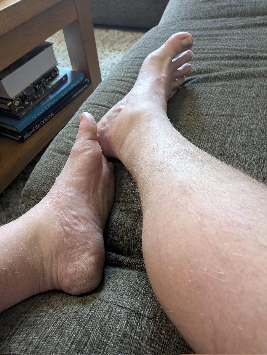Had a little break but I couldn't deny you dirty pigs the sight of my UK size 11s and thicc calves