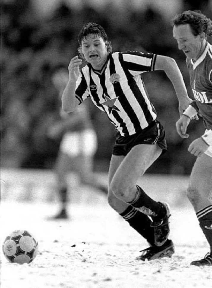 Paul Gascoigne and Ian Bowyer battle it out for Newcastle and Nottingham Forest in the snow in 1986 ❄️⚽️