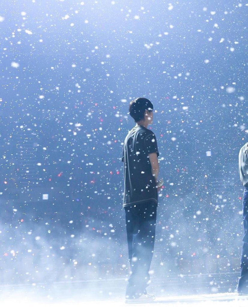 thursdxyschild's tweet photo. this pic is so dear to me, it's taehyun adoring his first love, his members, his team, his family ☹️🤍 https://t.co/yL2zQC3IZd