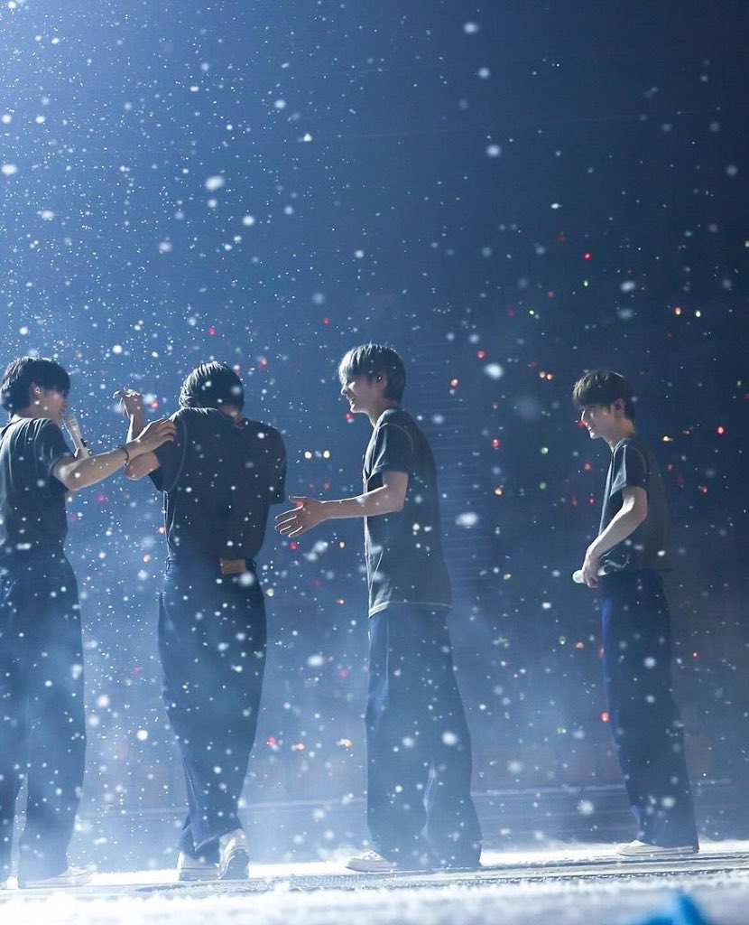 thursdxyschild's tweet photo. this pic is so dear to me, it's taehyun adoring his first love, his members, his team, his family ☹️🤍 https://t.co/yL2zQC3IZd