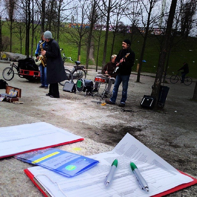 DidiDohle's tweet photo. Aus dem Archiv #Mauerpark #Tempelhoferfeld https://t.co/U1HrFih7xy