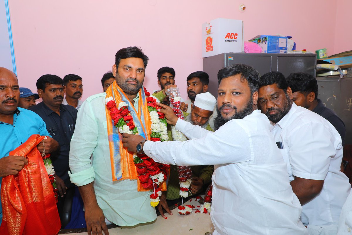 AR_Janampalli's tweet photo. మహబూబ్ నగర్ జిల్లా జడ్చర్ల నియోజకవర్గం జడ్చర్ల కేంద్రంలోనీ లారీ అసోసియేషన్ ఆధ్వర్యంలో నిర్వహించిన గ్యార్మి షరీఫ్ వేడుకలకు హాజరైన స్థానిక శాసనసభ్యులు జనంపల్లి అనిరుద్ రెడ్డి గారు..!
#Telangana #Congress #RevanthReddy #AnirudhReddyJanampalli #JadcherlaMLA #JanampalliAnirudhReddy https://t.co/z7l4u3YuCc