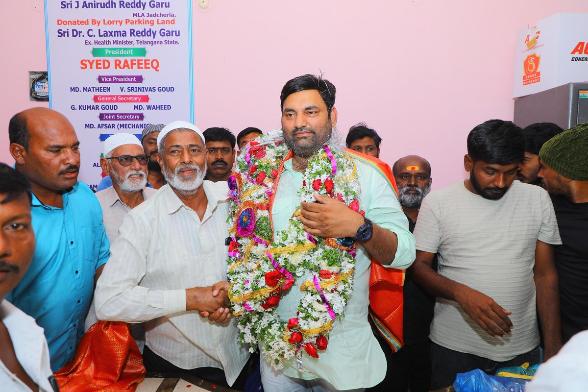 AR_Janampalli's tweet photo. మహబూబ్ నగర్ జిల్లా జడ్చర్ల నియోజకవర్గం జడ్చర్ల కేంద్రంలోనీ లారీ అసోసియేషన్ ఆధ్వర్యంలో నిర్వహించిన గ్యార్మి షరీఫ్ వేడుకలకు హాజరైన స్థానిక శాసనసభ్యులు జనంపల్లి అనిరుద్ రెడ్డి గారు..!
#Telangana #Congress #RevanthReddy #AnirudhReddyJanampalli #JadcherlaMLA #JanampalliAnirudhReddy https://t.co/z7l4u3YuCc