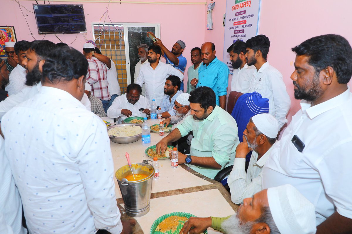 AR_Janampalli's tweet photo. మహబూబ్ నగర్ జిల్లా జడ్చర్ల నియోజకవర్గం జడ్చర్ల కేంద్రంలోనీ లారీ అసోసియేషన్ ఆధ్వర్యంలో నిర్వహించిన గ్యార్మి షరీఫ్ వేడుకలకు హాజరైన స్థానిక శాసనసభ్యులు జనంపల్లి అనిరుద్ రెడ్డి గారు..!
#Telangana #Congress #RevanthReddy #AnirudhReddyJanampalli #JadcherlaMLA #JanampalliAnirudhReddy https://t.co/z7l4u3YuCc