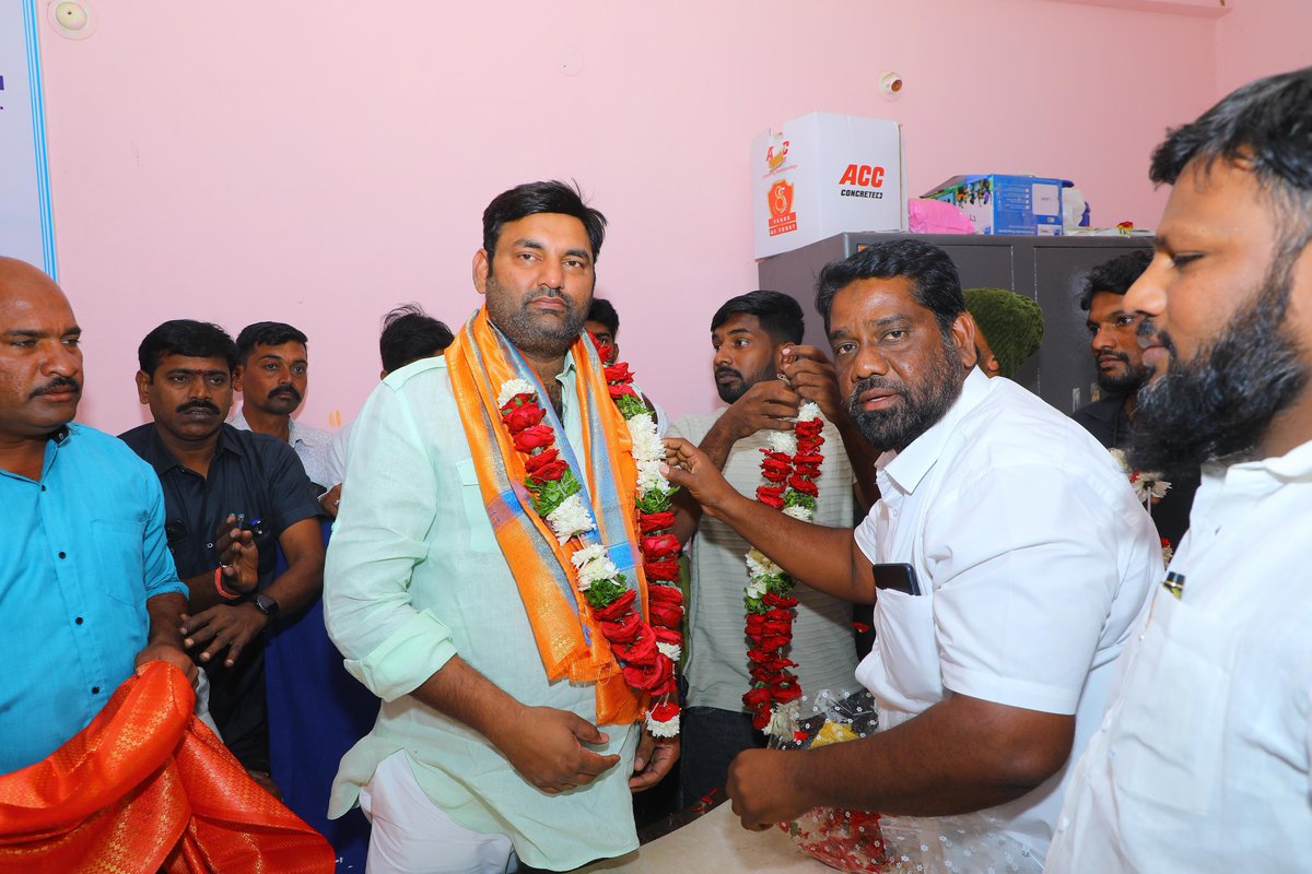 AR_Janampalli's tweet photo. మహబూబ్ నగర్ జిల్లా జడ్చర్ల నియోజకవర్గం జడ్చర్ల కేంద్రంలోనీ లారీ అసోసియేషన్ ఆధ్వర్యంలో నిర్వహించిన గ్యార్మి షరీఫ్ వేడుకలకు హాజరైన స్థానిక శాసనసభ్యులు జనంపల్లి అనిరుద్ రెడ్డి గారు..!
#Telangana #Congress #RevanthReddy #AnirudhReddyJanampalli #JadcherlaMLA #JanampalliAnirudhReddy https://t.co/z7l4u3YuCc