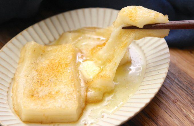 igarashi_yukari's tweet photo. 「白だし、砂糖、酢」のたれで食べるこのお餅が異様に美味しい。2個じゃ足りない…ってなる味してます。

これだけで美味しいけど、バターのせると最高に美味しい。ちょっとの砂糖がいい仕事してます。 https://t.co/lL7bfh5QOi