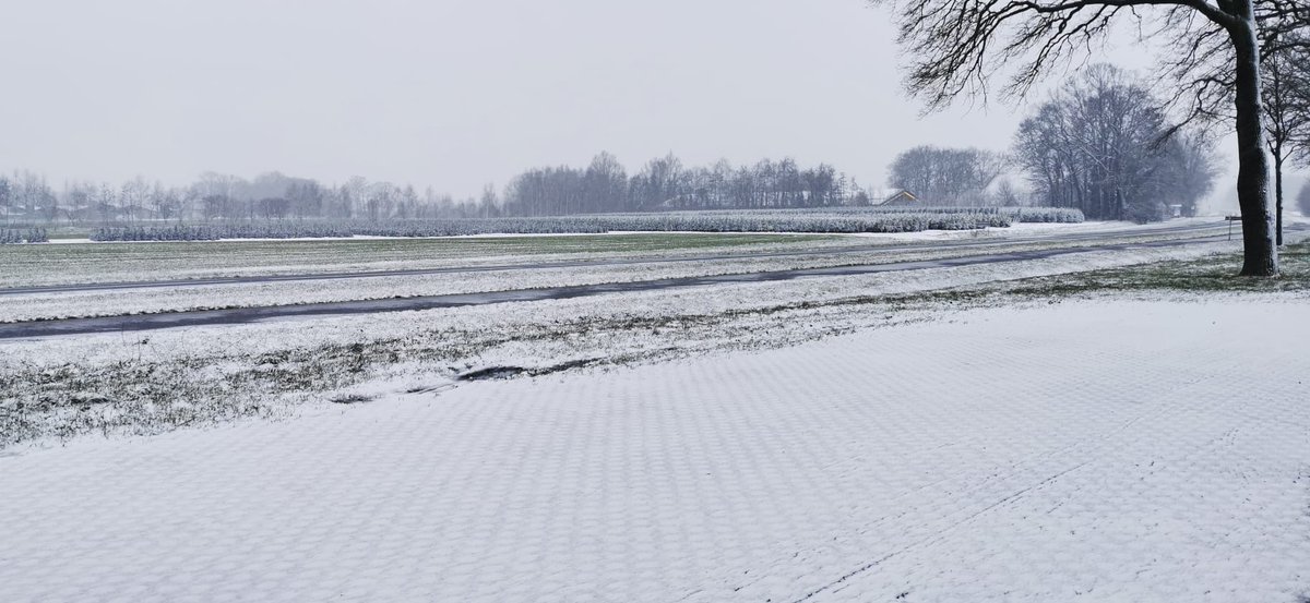 hkoopman's tweet photo. Vanochtend ondanks de sneeuw met de groep een duurloop over het Hulsbeek. https://t.co/CVps9zyTWN  @loopmaatjes https://t.co/oRF7do9Bfi