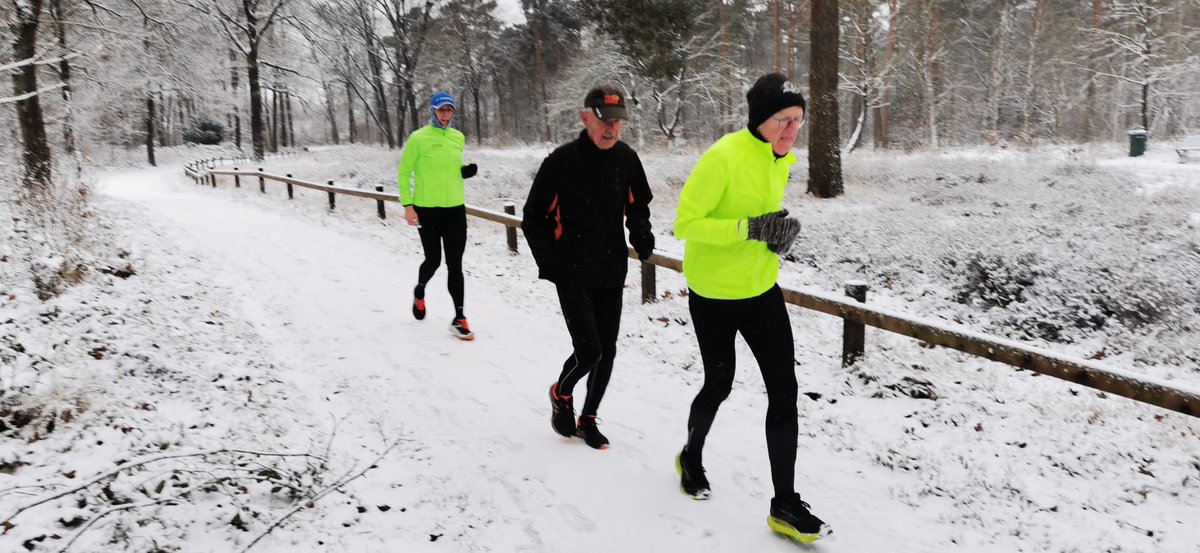 hkoopman's tweet photo. Vanochtend ondanks de sneeuw met de groep een duurloop over het Hulsbeek. https://t.co/CVps9zyTWN  @loopmaatjes https://t.co/oRF7do9Bfi