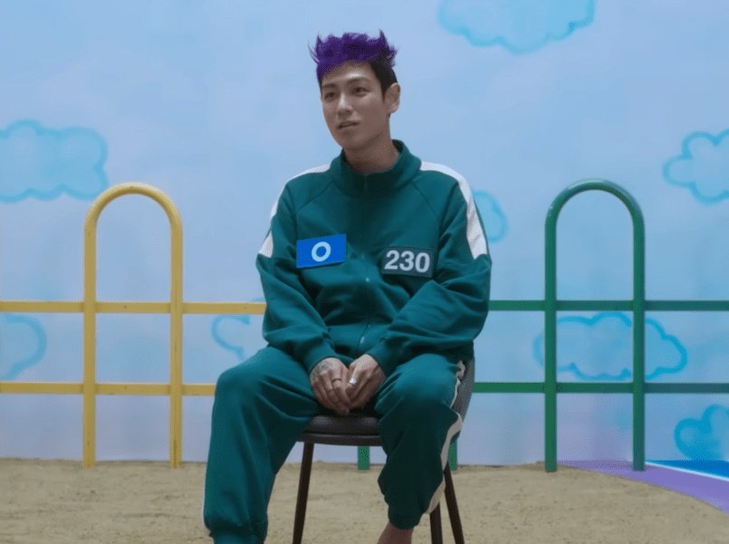 vipbbsun's tweet photo. Hwang Dong Hyuk ผู้กำกับ Squidgame  กล่าวเกี่ยวกับตัวละคร ธานอสที่ #CHOISEUNGHYUN มารับบทบาทว่า "ผมได้สร้างตัวละครธานอสโดยมีเป้าหมายที่จะสร้างความแตกต่างและความน่าสนใจให้กับซีรี่ย์ ผมคิดว่าเขาต้องใช้ความกล้าหาญอย่างมากในการถ่ายทอดบทนี้จริงๆ และถึงแม้ว่าเขาจะหยุดพักทำกิจกรรมไปนานหลายปี แต่ในฐานะที่ผมเป็นผู้กำกับ ผมต้องบอกว่าเขาแสดงได้ดีอย่างน่าประทับใจ และผมก็พอใจกับสิ่งที่เขาทำกับคาแรกเตอร์นี้"

ผกก.กล่าวเสริมว่า "หลังจากคิดอยู่นาน TOP ก็ตอบตกลงที่จะทำ ตอนนั้นที่เราเจอกัน ผมให้เขาแร็ปและแสดง แต่เขาทั้งตัวสั่นไปหมด เหงื่อออกจนตัวเปียกเลยทีเดียว มีช่วงหนึ่งที่เขาลังเล ผมเลยให้เขาหยุดแล้วกลับไปอัดเทปแคสติ้งใหม่ส่งมาให้"