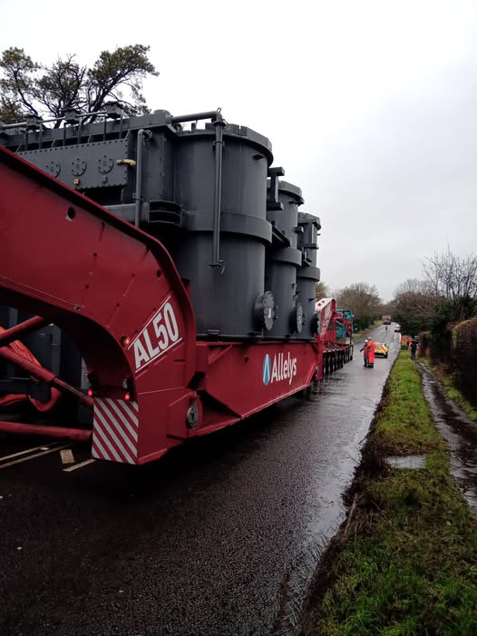 Suff_highways's tweet photo. 🚨Traffic will be held temporarily by Suffolk Police along the B1113 whilst the teams manoeuvre the #AbnormalLoad onto Bullen Lane, its final destination point, National Grids substation. #Suffolk https://t.co/rVQsuuTlPy
