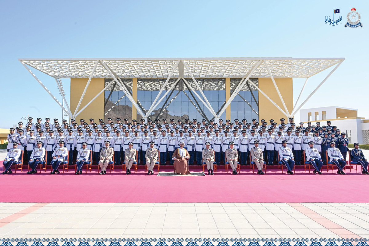 RoyalOmanPolice's tweet photo. الصورة التذكارية لدفعات الضباط الخريجين. https://t.co/hg1mGmyEoK