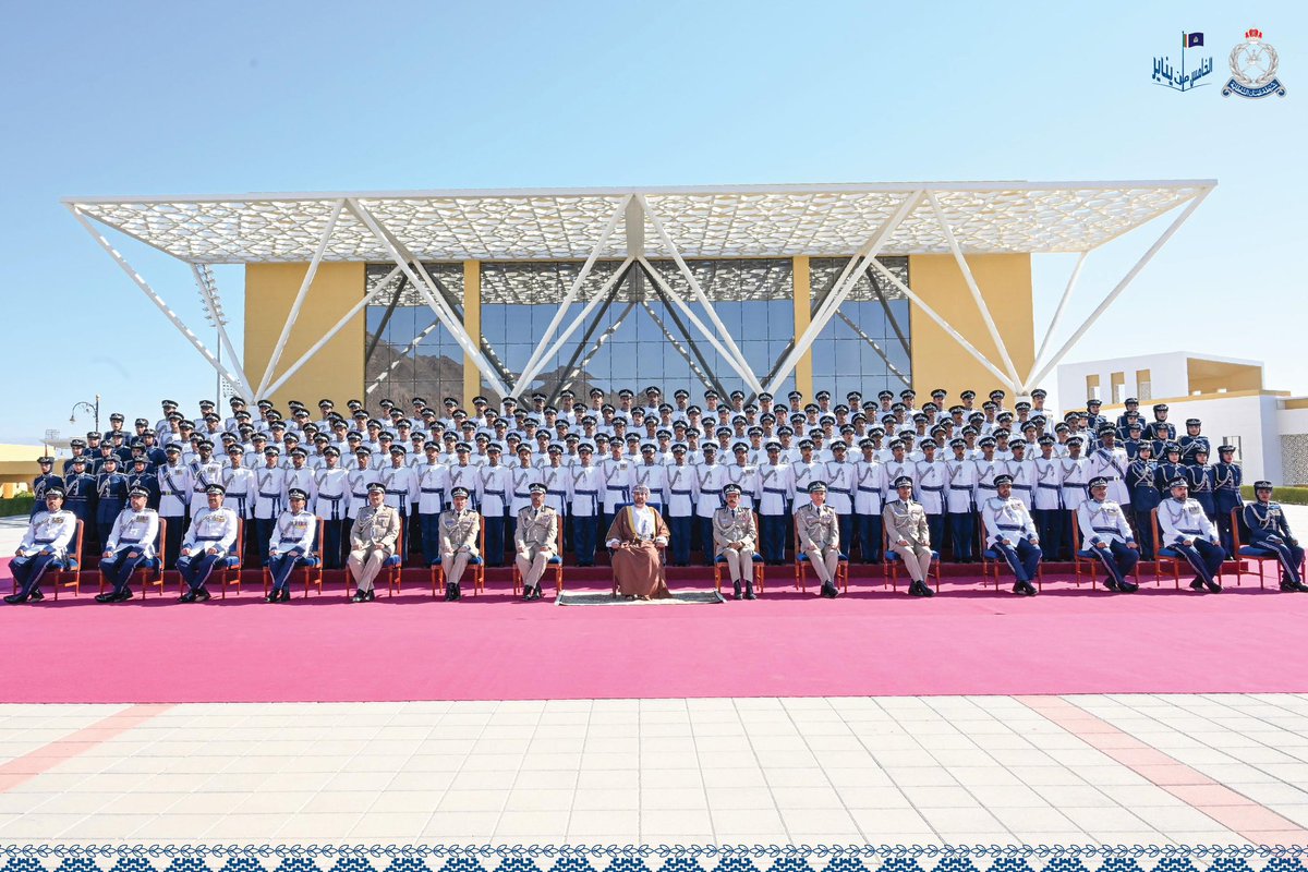 RoyalOmanPolice's tweet photo. الصورة التذكارية لدفعات الضباط الخريجين. https://t.co/hg1mGmyEoK