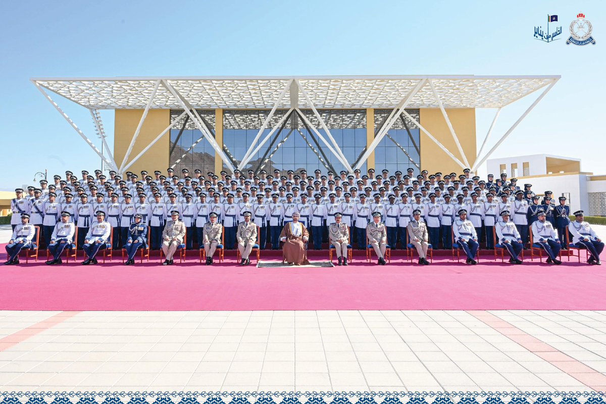 RoyalOmanPolice's tweet photo. الصورة التذكارية لدفعات الضباط الخريجين. https://t.co/hg1mGmyEoK