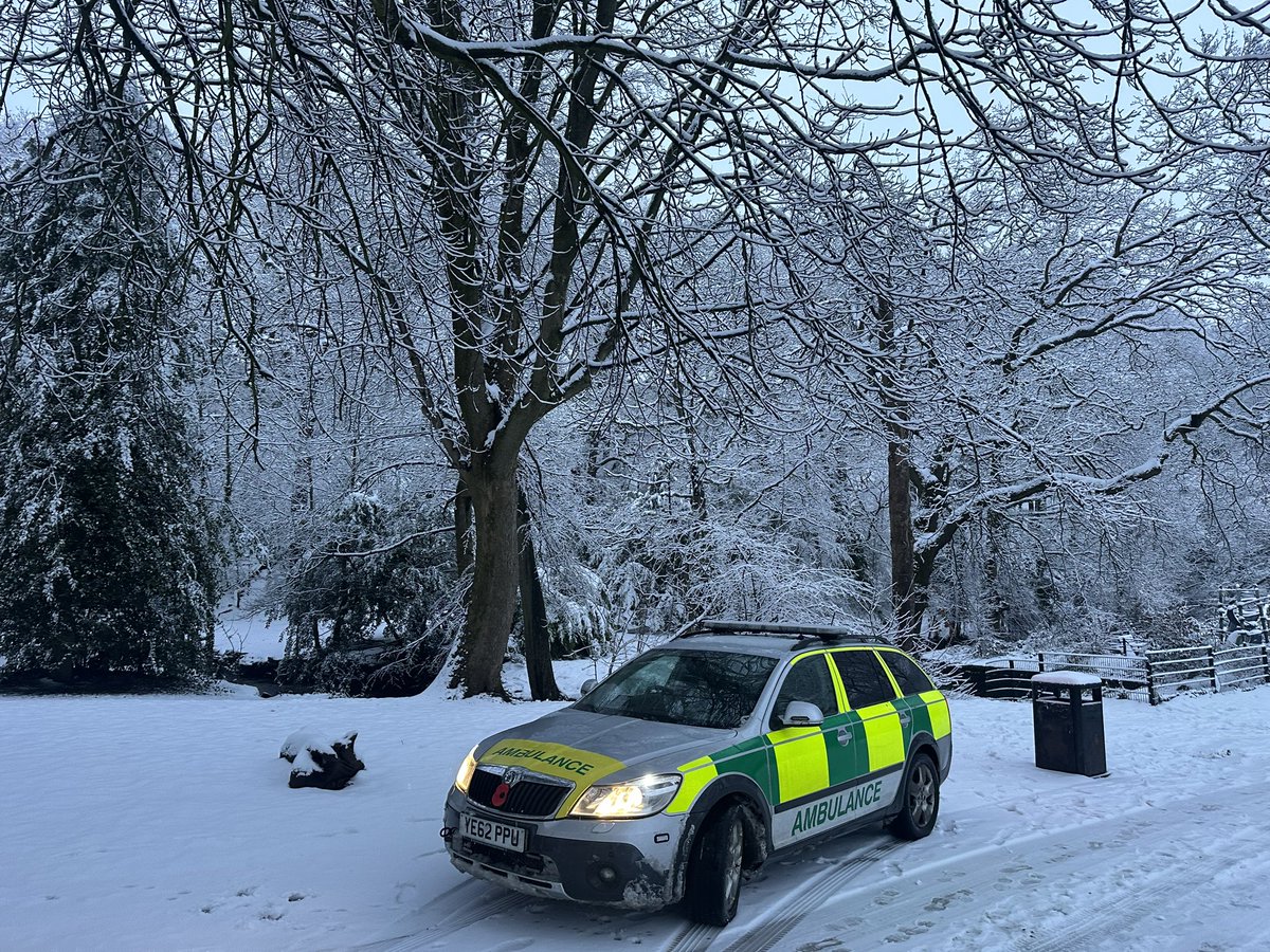 JerryA99's tweet photo. A bit of snow and everyone forgets how to drive apparently! https://t.co/e0dXk69BBo