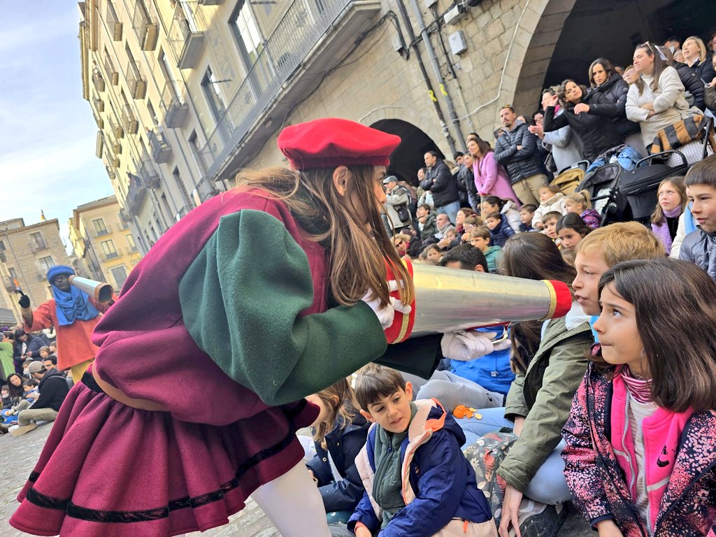 👑🥁 Arrenca el dia més màgic de l’any: la comitiva de patges escaladors dels Reis de l’Orient ja han entrat a Girona!

Totes les activitats 
👉 web.girona.cat/nadal/reis/cav…