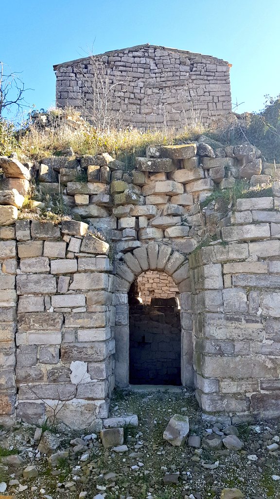 neowiffi's tweet photo. 🤦‍♀️😬 Desagradablement sorpresos per l'estat de la cripta de l'esglèsia romànica de Sant Pere de #LesRoques #Aguiló #BaixaSegarra #SantaColomadeQueralt @segarrejant @SomSegarra @CSikarra @patrimonigencat @tribusegarra https://t.co/8KhmOQ2iXE