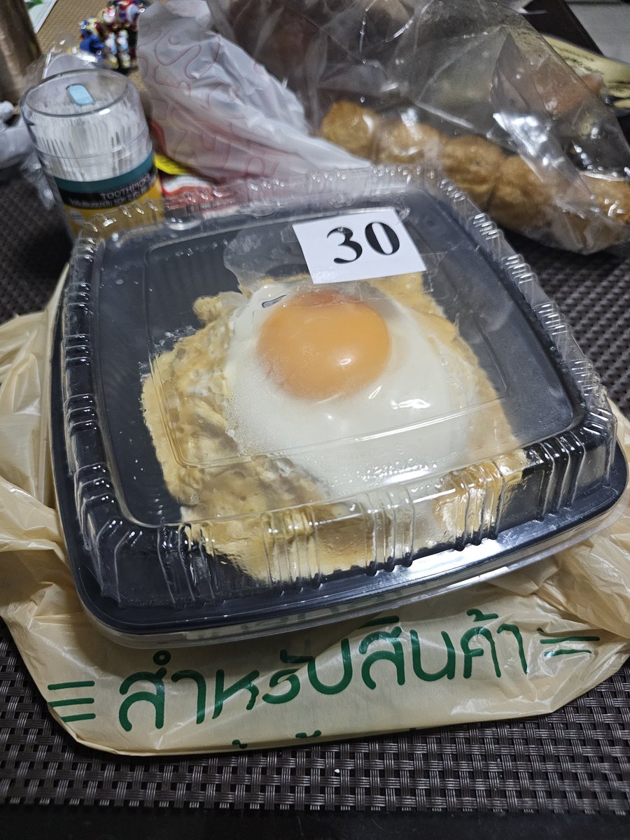 Requiem518's tweet photo. สินค้าที่วางขายใน 7-Eleven 
เห็นน่ากินดี แต่ตอนจ่ายตัง คิดเงินสดเท่านั้น ไม่สามารถจ่ายผ่านยิงบาร์โค้ดปกติได้ ก็ใช่แหล่ะ ไม่มรแบนด์ ไม่มีบาร์โค้ด ไม่มีฉลากใดๆ

แบบนี้เป็นสินค้าที่คนรู้จัก แอบมาวางขายเองใน 7 รึป่าว มีความผิดไหมนะ? https://t.co/NxnVBk88zd