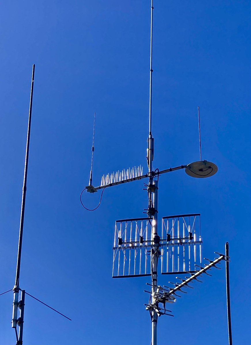 Vkthreepi's tweet photo. Some work to do on the #office #antenna set up. Left to right #Diamond #X200 #VHF #UHF vertical. Next VHF UHF dual band whip, centre #6m vertical, UHF only broadband whip. Below cross arm #DATV #RX then #TV #yagi Bottom right #scanner antenna to be replaced by a #discone #ham #RF https://t.co/8GEXoDy7wO