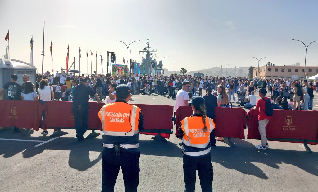 ProteCivilLPA's tweet photo. Comenzamos el día de la ilusión con la llegada de SM #reyesmagos2025 a la base naval @Armada_esp
Dispositivo de riesgos previsibles integrado por @ProteCivilLPA @PoliciaLPA #UTSE @CruzRojaLP @policia @CGPCanaria #REMER @proteccioncivil
#Prevención
#EventoSeguro
#ProtecciónCivil https://t.co/xA5ir2FMPv
