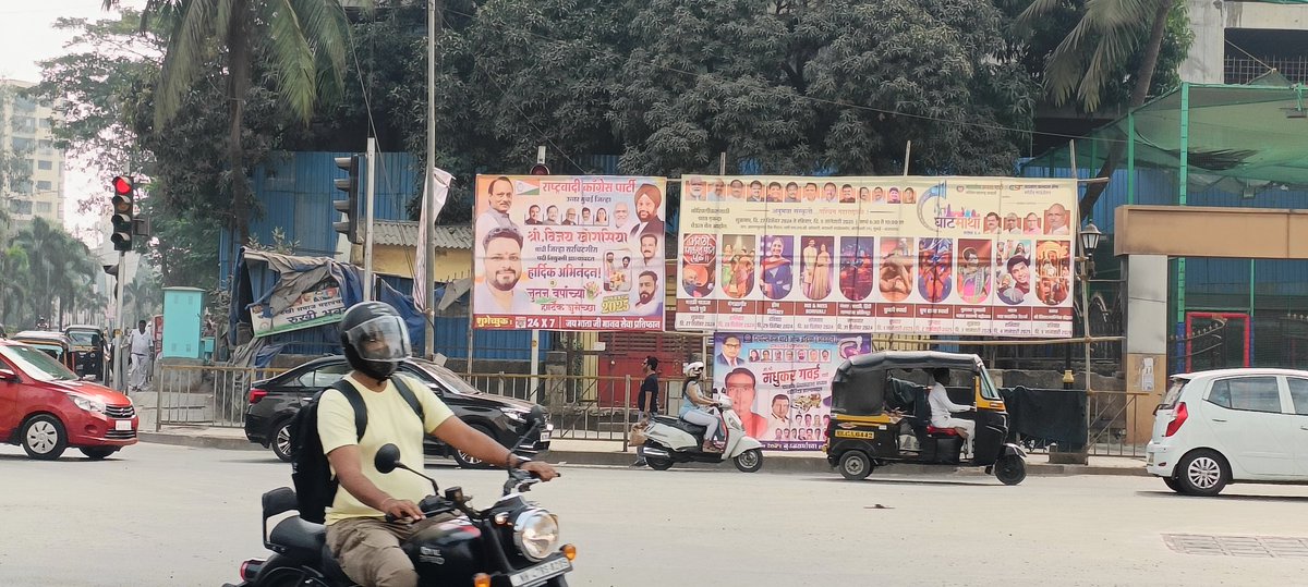JoylanAndrade's tweet photo. Banner blocking the view of Signal at Mahavir Nagar - Link Road junction in Kandivali West!! https://t.co/DO30zZy8u6